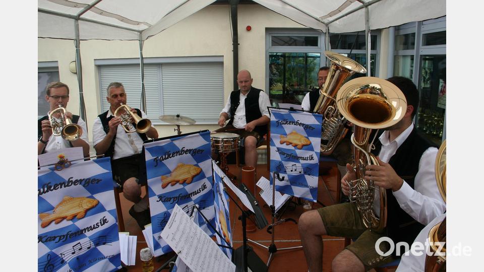 Für die Unterhaltung am Frühschoppen-Vormittag war die „Karpfenmusik“ aus Falkenberg zuständig, die bei Weißwürsten und Bier kräftig aufspielte Bild: wro