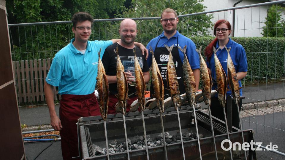 Das Team vom Steckerlfischstand der Laienspielgruppe meldete am frühen Sonntagabend: „Leider ausverkauft“. Bild: wro
