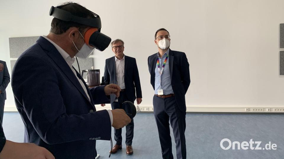 Gesundheitsminister Klaus Holetschek testete beim Besuch bei Siemens in Kemnath eine VR-Brille. Standortleiter Michael Braunreuther (Mitte) und Kristian Dencovski, Leiter Innovation am Standort, erläuterten dem Politiker den Einsatz dieser Technologie. Bild: Thomas Völkl/Siemens Healthineers