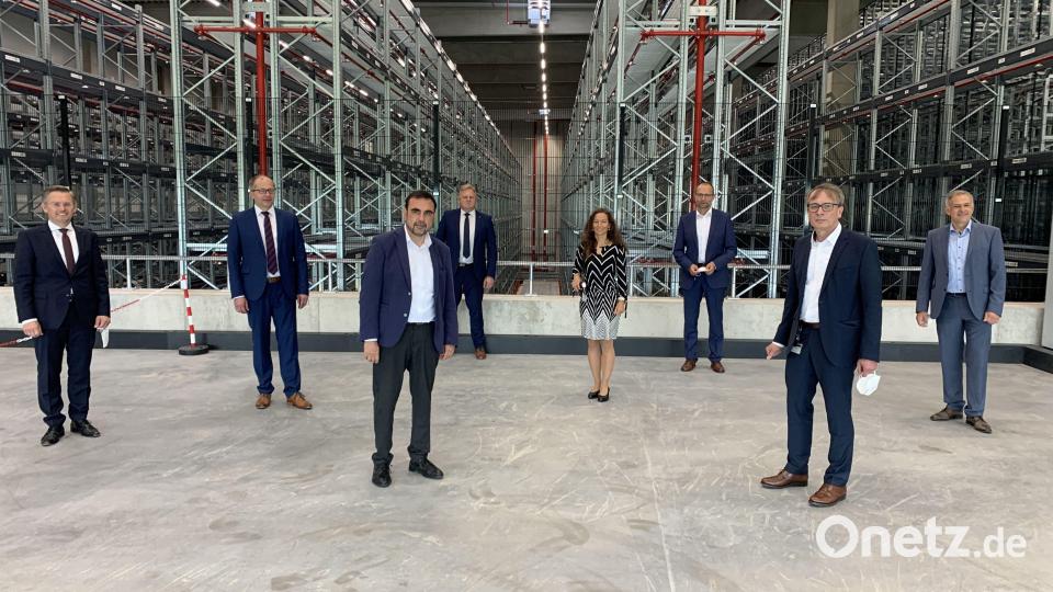 In der neuen Logistikhalle von Siemens schauten sich (von links) MdL Tobias Reiß, Bürgermeister Roman Schäffler, Gesundheitsminister Klaus Holetschek, Reinhard Herr, Geschäftsleiter der Stadt Kemnath, Personalleiterin Elisabeth Bayer, Kaufmännischer Leiter Bernhard Rupprecht, Standortleiter Michael Braunreuther und Landrat Roland Grillmeier um. Bild: Thomas Völkl/Siemens Healthineers