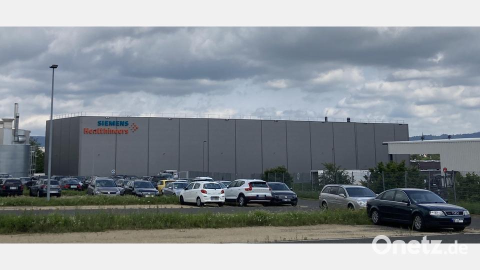 Siemens Healthineers hat in Kemnath ein neues Logistikzentrum zur Versorgung der eigenen Produktion gebaut. Die neue Halle ist ein Anbau an die bestehende Fertigung und hat eine Bruttogeschossfläche von rund 3500 Quadratmetern. Bild: stg