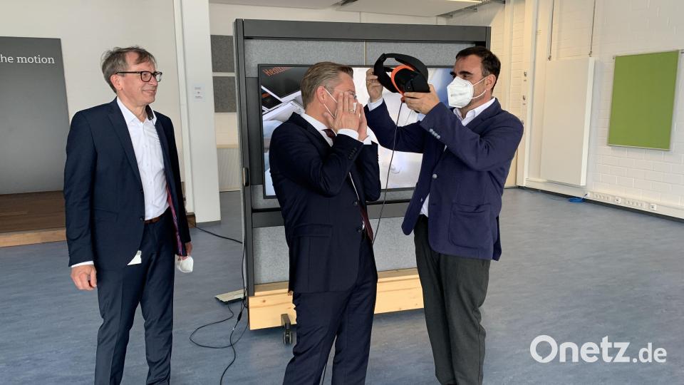 Siemens-Standortleiter Michael Braunreuther schaut MdL Tobias Reiß und Gesundheitsminister Klaus Holetschek (von links) beim Testen einer VR-Brille zu, mit der eine OP-Situation simuliert wird. Bild: Thomas Völkl/Siemens Healthineers
