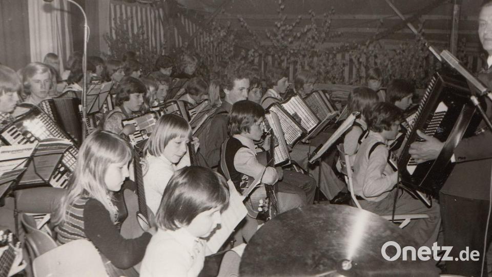 Karl Deyerlin mit seiner Musikschule beim Festkomers Bild: Archiv Sängerbund Kulmain/exb