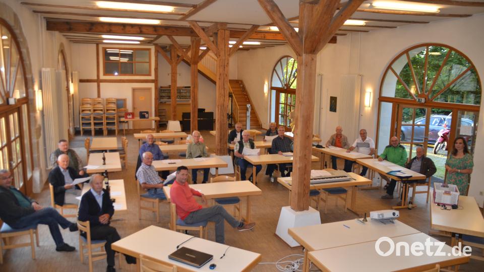 Nach eineinhalb Jahren Pause treffen sich die Sänger wieder unter der Leitung von Andrea Krauß (rechts) im Martin-Saal zur Chorprobe. Bild: ak