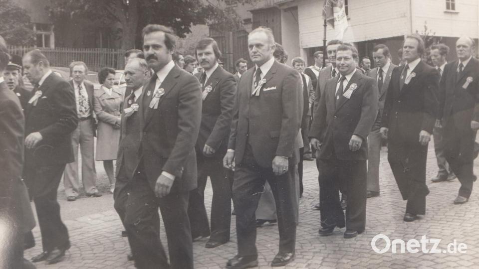 Beim Festzug marschierte auch der heutige Vorsitzenden Günter Zwick mit. Links neben ihm ging Ehrenvorsitzender Martin Prösl. Bild: Archiv Sängerbund Kulmain/exb