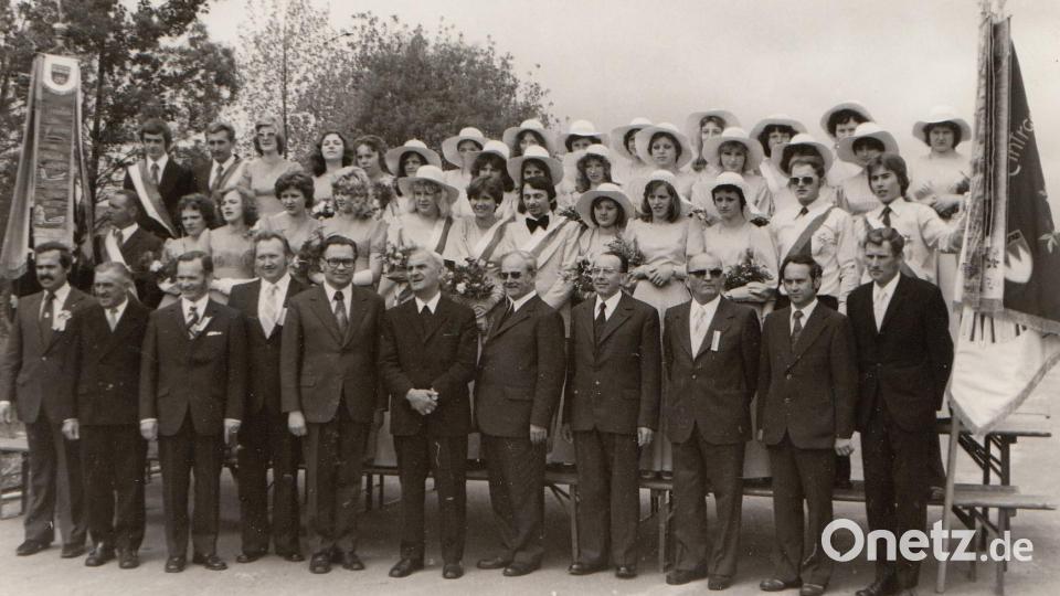 Sechs Tage lang feierte der Kulmainer Sängerbund 1976 sein 25-jähriges Bestehen. Das Bild zeigt die Festdamen, Honoratioren, Schirmherren und Leitung des Jubelvereins. Bild: Archiv Sängerbund Kulmain/exb