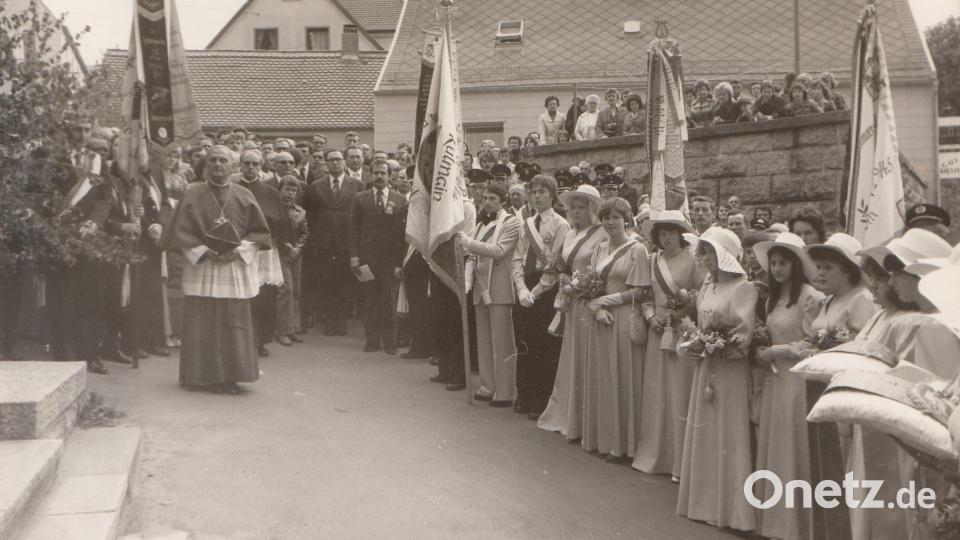 Festdamen, Weihbischof Dr. Martin Wiesend mit Fahnenabordnungen am Kriegerdenkmal Bild: Archiv Sängerbund Kulmain/exb