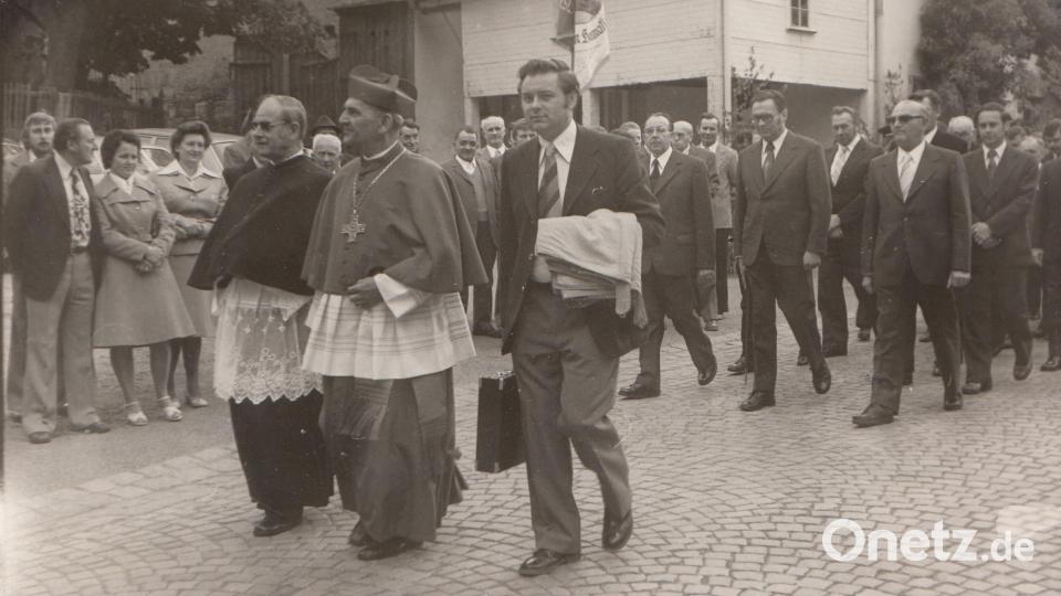 Weihbischof Dr. Martin Wiesend führte 1976 den Festzug mit den Honorationen und Mitgliedern des Gemeinderates an. Bild: Archiv Sängerbund Kulmain/exb