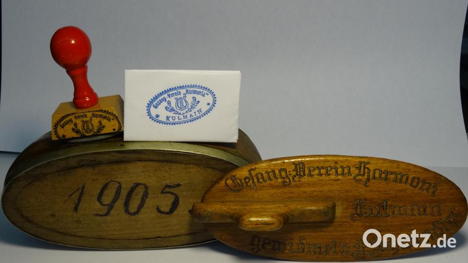 Eine alte Schnupftabakdose mit graviertem Deckel sowie rund 110 Jahre alter Vereinsstempel verweisen auf den Vorgängerverein „Harmonia“. Bild: ak