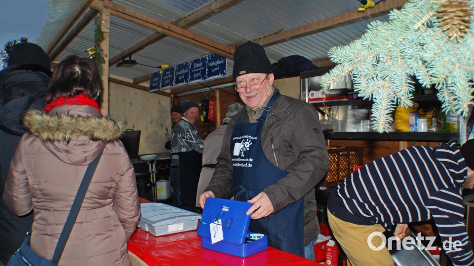 Viele fleißige Helfer des Fremdenverkehrsvereins sorgten für kulinarische Genüsse Bild: enz