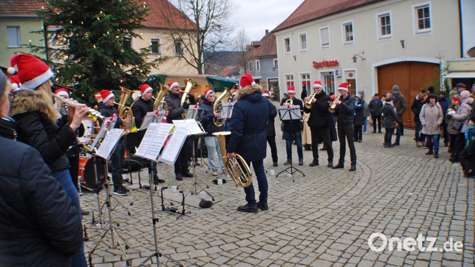 Viele Zuhörer fanden sich bei den weihnachtlichen Klängen der Blaskapelle Ernestgrün ein Bild: enz