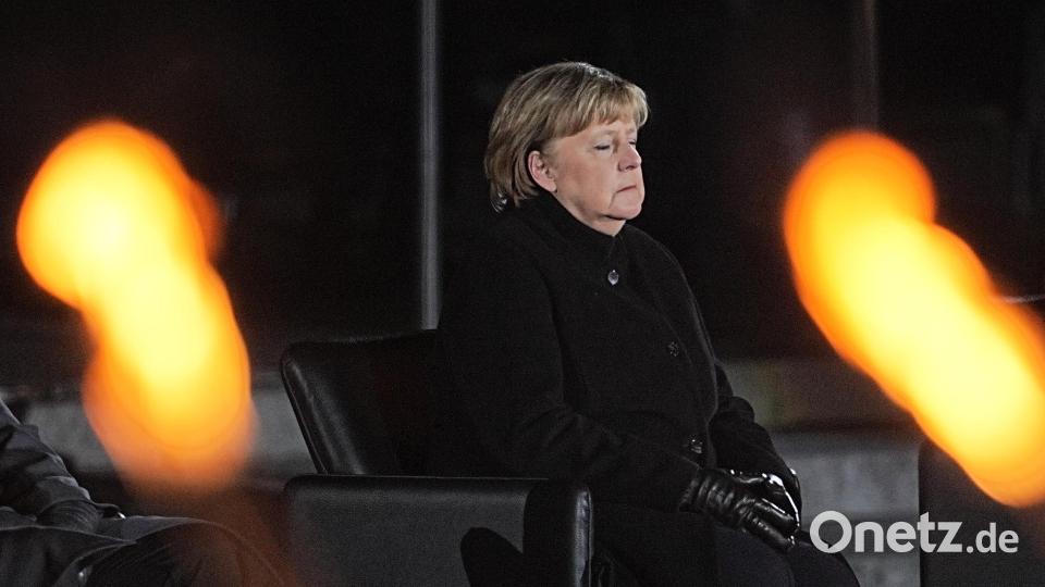 Bundeskanzlerin Angela Merkel sitzt bei ihrer Verabschiedung durch die Bundeswehr in einem Sessel. Während ihrer drei gewünschten Musikstücke lauscht sie sichtlich berührt. Bild: Michael Kappeler/dpa