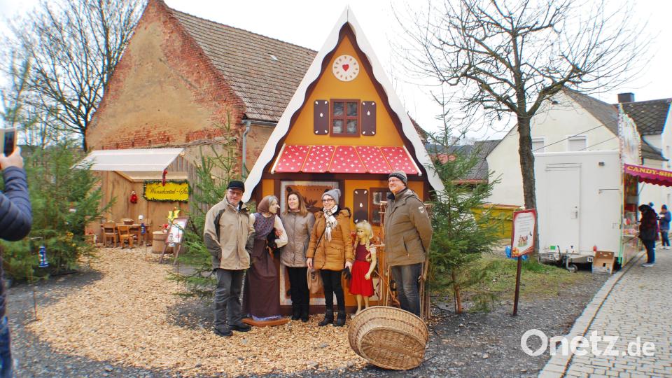 Gern ließen sich auch Erwachsene vor dem Hexenhaus mit der Hexe fotografieren Bild: enz