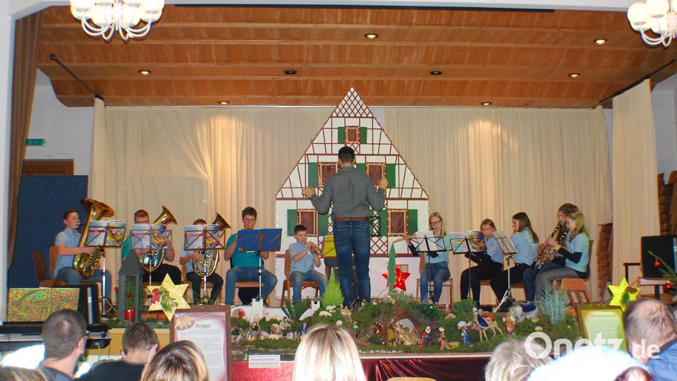Im Tillensaal spielten die Nachwuchsmusiker der Blaskapelle weihnachtliche Melodien Bild: enz
