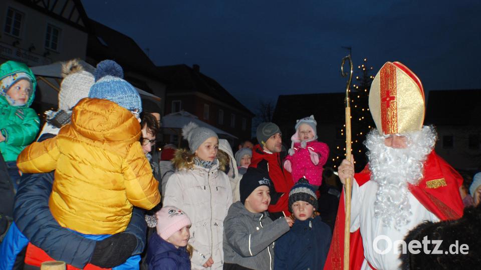 Der Nikolaus kam mit Einbruch der Dämmerung und beschenkte die Kinder Bild: enz