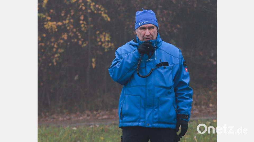 Fahrlehrer Gerd Weinzierl hält über Funk ständigen Kontakt zu den Fahrern. Bild: egl