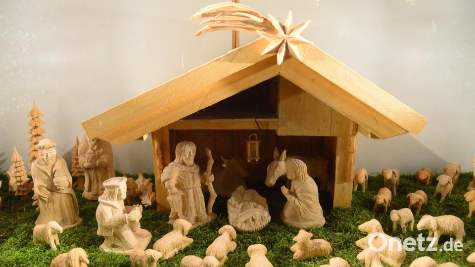 Eine idyllische Krippenszene in einem Fenster in der Pleysteiner Altstadt. Bild: bey