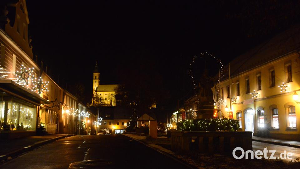 Allein der weihnachtlich erleuchtete Pleysteiner Marktplatz ist eine Besichtigung wert. Bild: bey