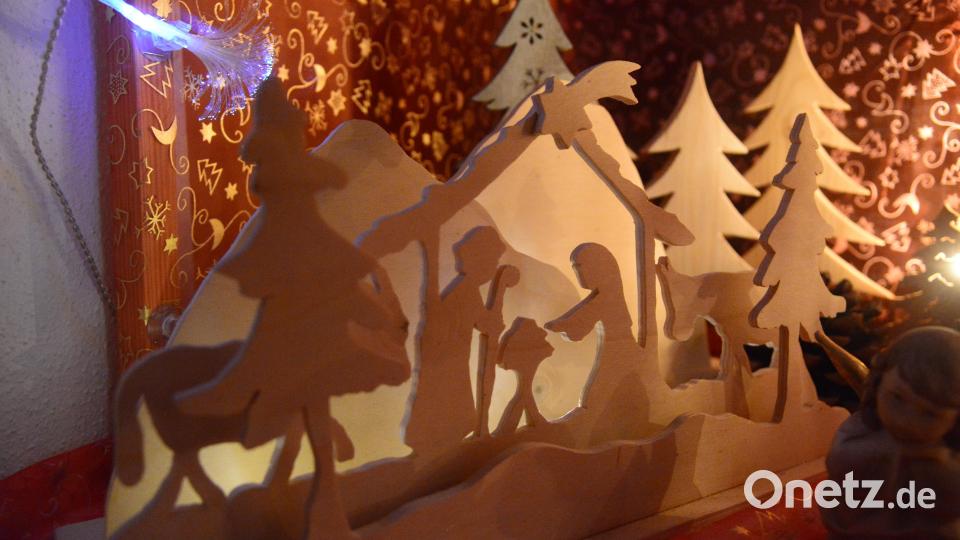 Die Weihnachtskrippe als Schattenspiel - aber auch sie zeigt Maria und Josef und das Jesuskind in der Krippe. Bild: bey