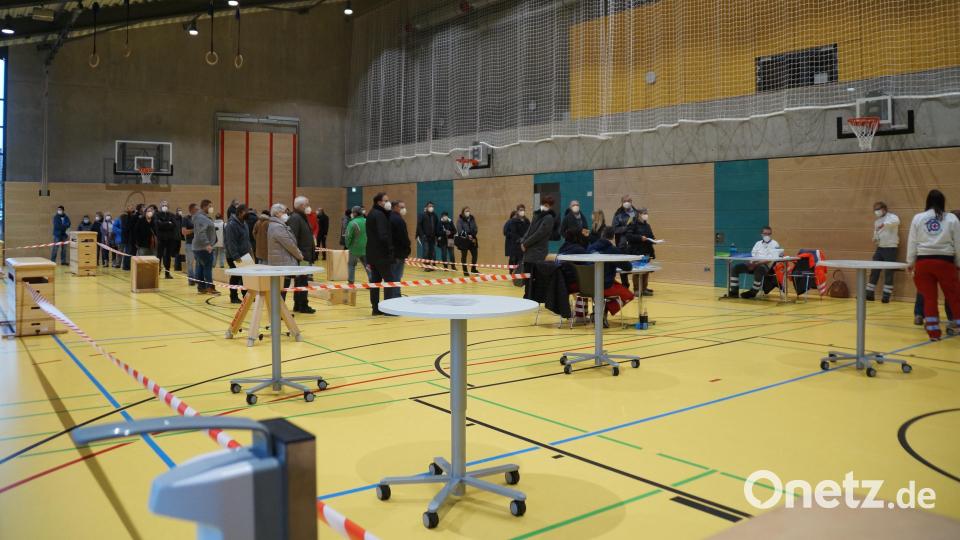 Die vielen Impfwilligen wurden in Bahnen durch die Turnhalle gelenkt Bild: wel