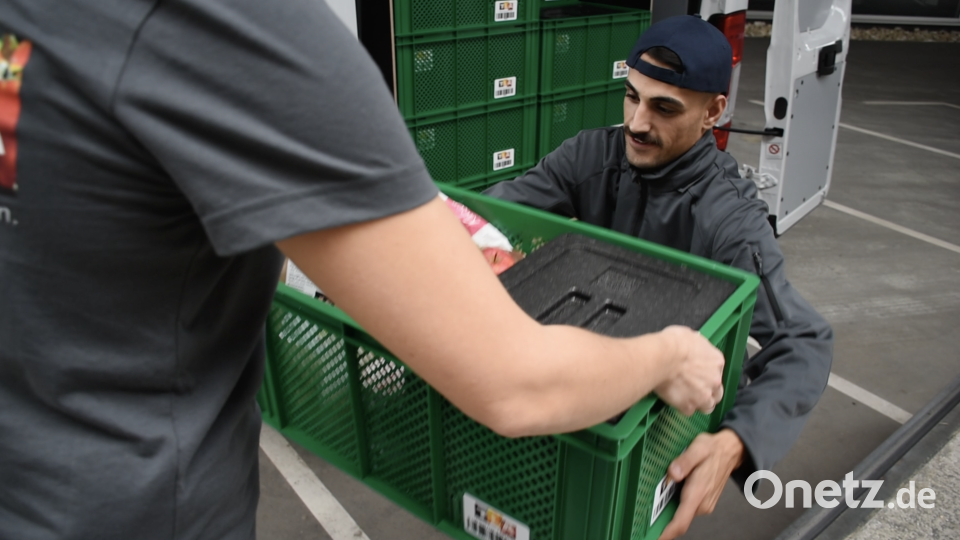 Auf geht's: Die Kisten gehen in den Versand. Bild: exb