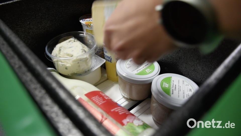 Mit Sorgfalt werden die Kisten gepackt und verschickt. Bild: exb