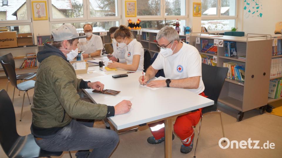 Die Klärung von Fragen und die letzte Durchsicht der Unterlagen erfolgte unter anderem durch Dr. Walter Heigenhauser (links) und Dr. Christoph von Wenz (rechts). Bild: wel