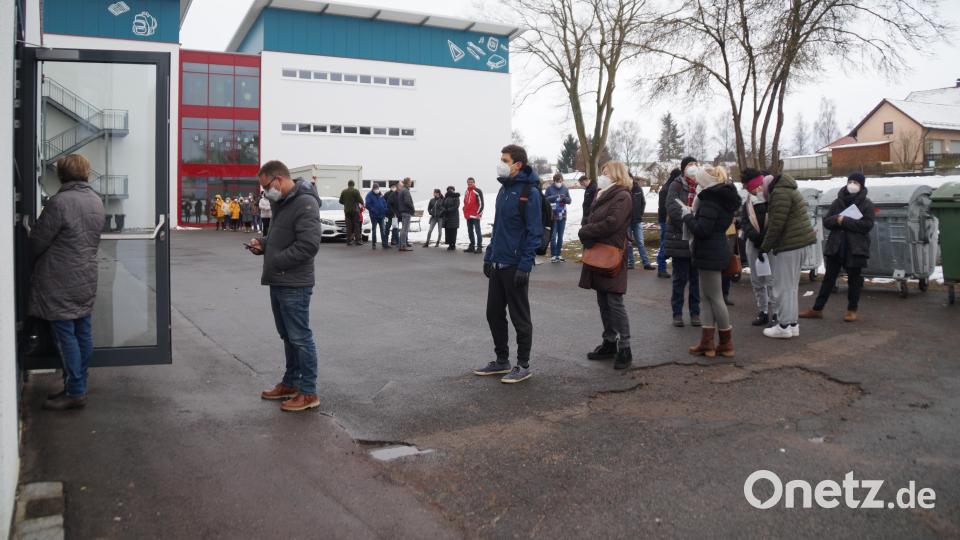 Bereits vor dem Stadt der Impf-Aktion um 9 Uhr bildete sich eine lange Schlange vor der Turnhalle der Grundschule. Bild: wel