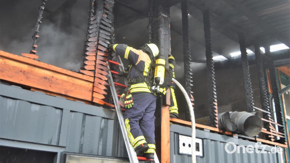 In Weiding im Landkreis Cham hat eine Industriehalle gebrannt. Bild: Dominik Altmann