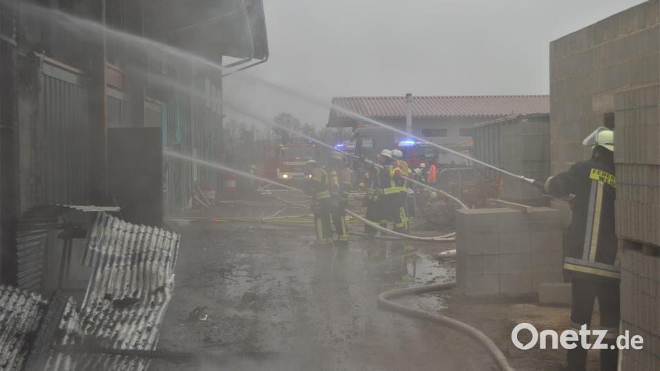 In Weiding im Landkreis Cham hat eine Industriehalle gebrannt. Bild: Dominik Altmann