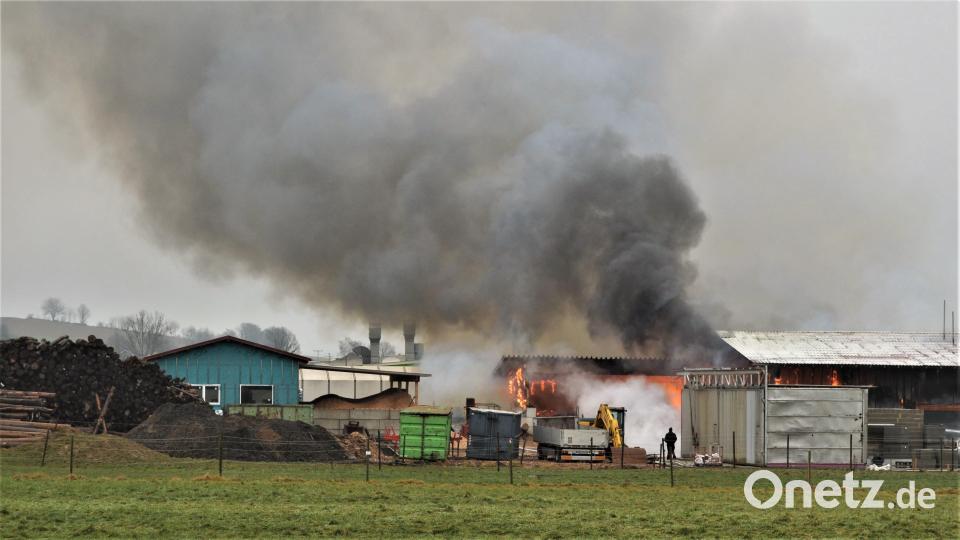 In Weiding im Landkreis Cham hat eine Industriehalle gebrannt. Bild: Dominik Altmann