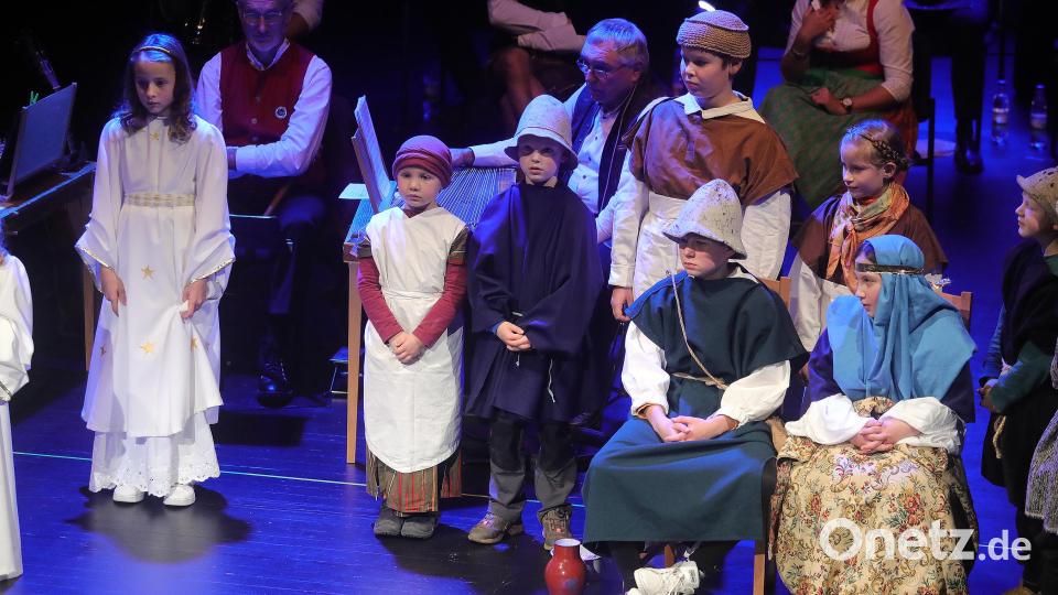 Die Kinder der Freudenberger Bauernbühne setzen die Weihnachtsgeschichte in Szene. Trotz der wegen der Pandemie gelichteten Reihen im Stadttheater und der Notwendigkeit eines tagesaktuellen Testnachweises: Das Amberger Adventssingen war beschaulich schön. Bild: Wolfgang Steinbacher