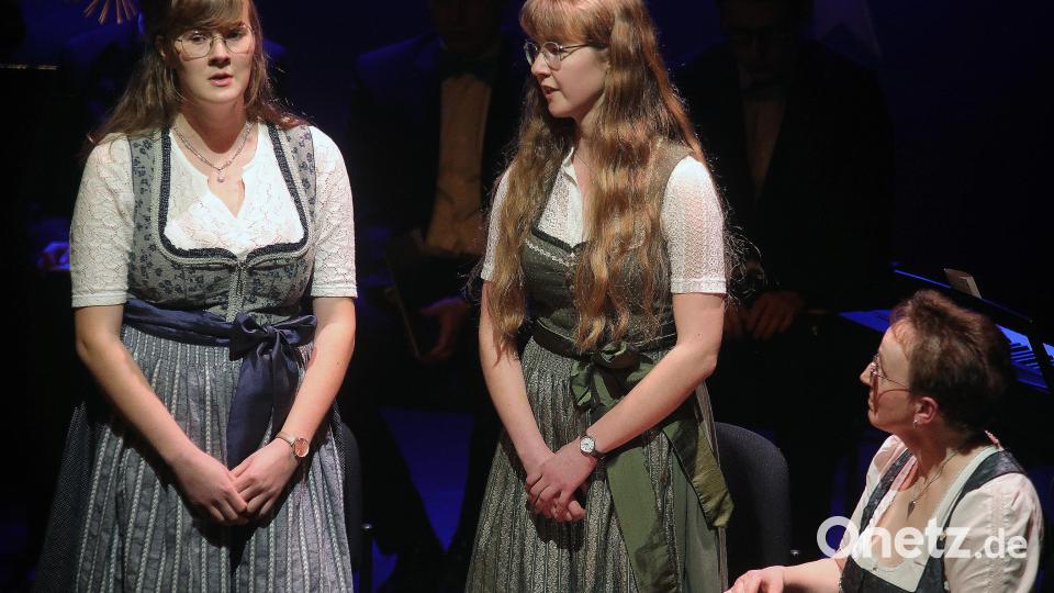 Die Stauber-Moidla wurden an der Zither von Helga Butz begleitet. Bild: Wolfgang Steinbacher