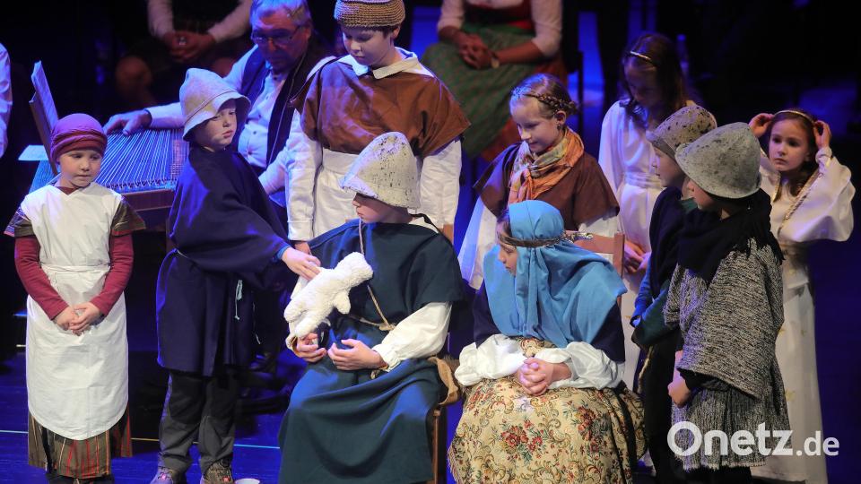 Die Kinder der Freudenberger Bauernbühne setzen die Weihnachtsgeschichte in Szene. Bild: Wolfgang Steinbacher