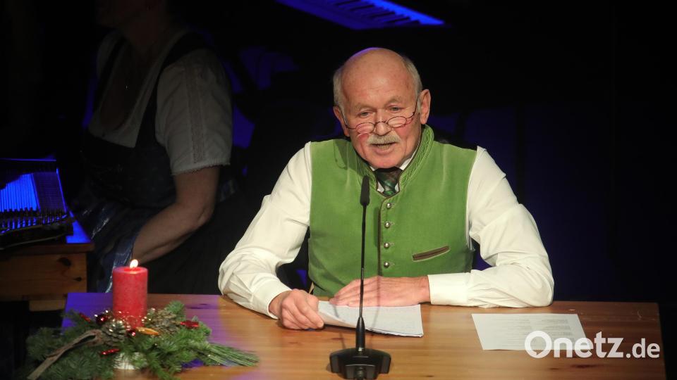 Reinhold Escherl las auch in diesem Jahr wieder besinnliche Texte zur Adventszeit. Bild: Wolfgang Steinbacher