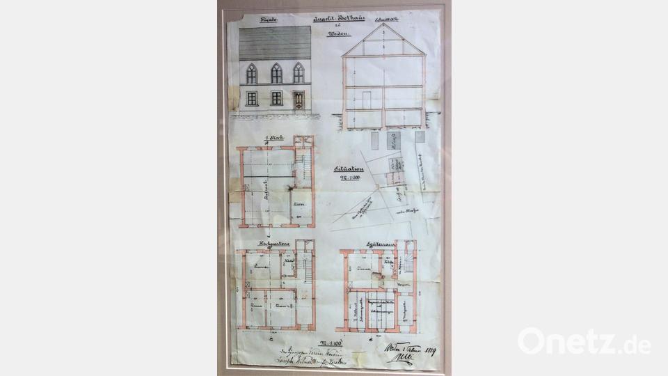 Eine Kopie des Bauplans für die Weidener Synagoge hängt im Büro von Dr. Sebastian Schott Bild: stg