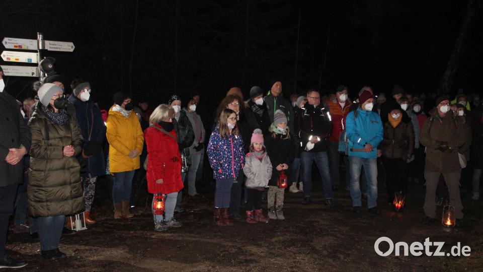 Viele Gläubige waren zur Adventsandacht an der Waldkapelle St. Josef gekommen. Bild: kro