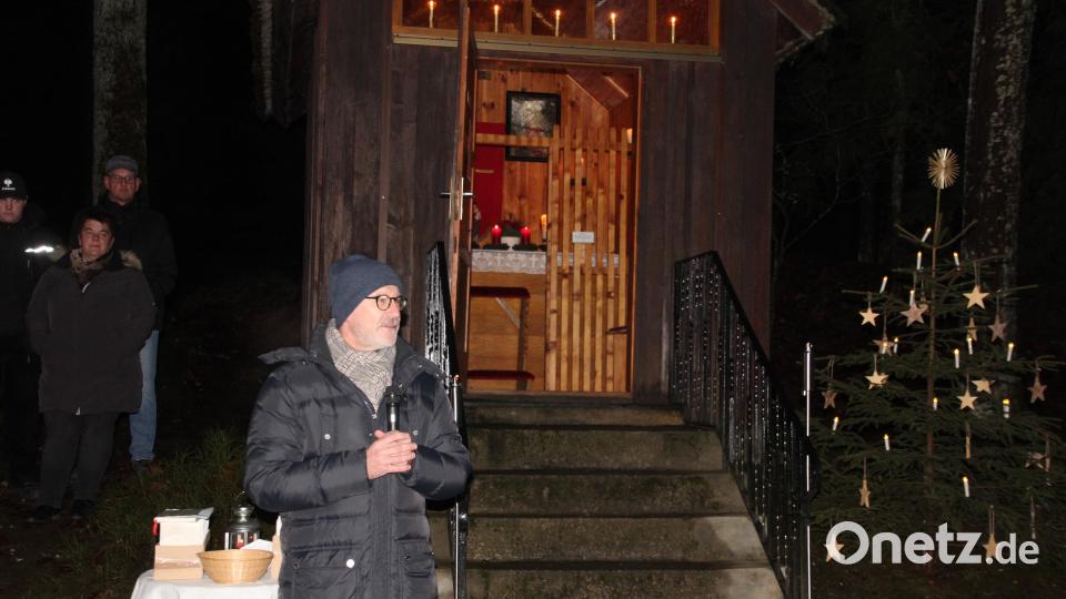 Stadtpfarrer Dr. Thomas Vogl vor der Waldkapelle St. Josef. Bild: kro