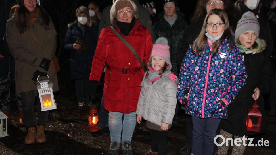 Manche Teilnehmer der Adventsandacht hatten Laternen mitgebracht, um den Weg zur Waldkapelle zu finden. Bild: kro