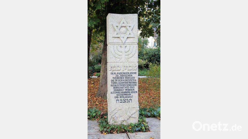 Eine Gedenkstele erinnert an die Verfolgung und Ermordung Weidener Juden durch die Nationalsozialisten Bild: stg