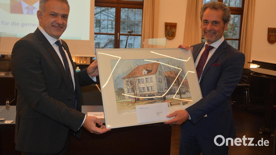 Landrat Roland Grillmeier (links) verabschiedet Rudolf Kunz mit einem Bild des Landratsamtes. Bild: jr