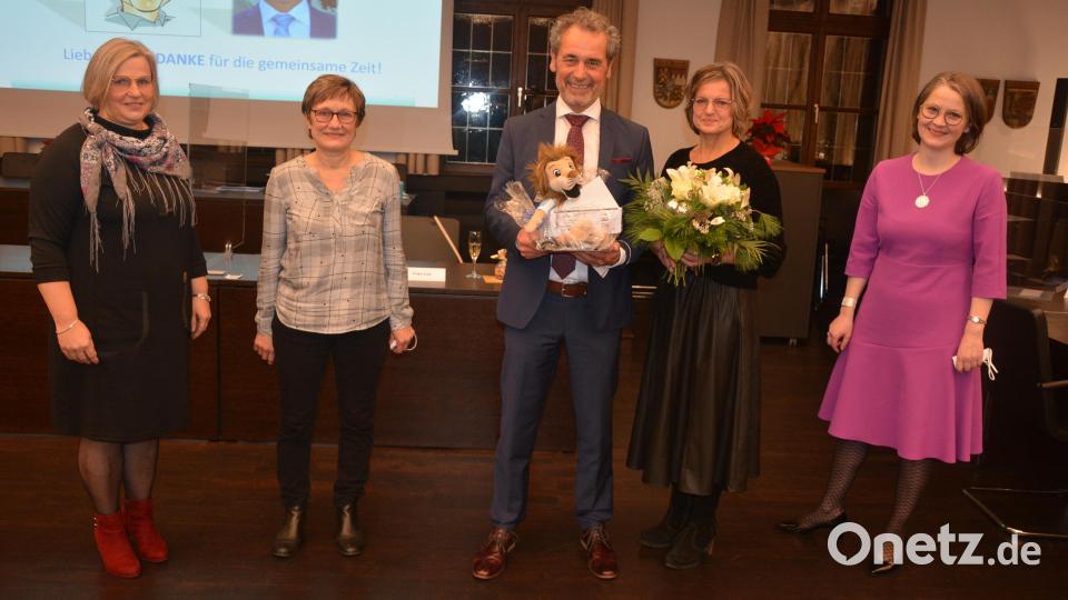 Abschied nahm auch das Team des Staatlichen Schulamts von seinem Chef. Im Bild (von links) die Mitarbeiterinnen Elisabeth Schön und Roswitha Schneider, Schulamtsdirektor Rudolf Kunz mit Lebensgefährtin Bettina Lux sowie Schulamtsdirektorin Martina Puff, die die Leitung des Schulamtes Tirschenreuth übernimmt. Bild: jr