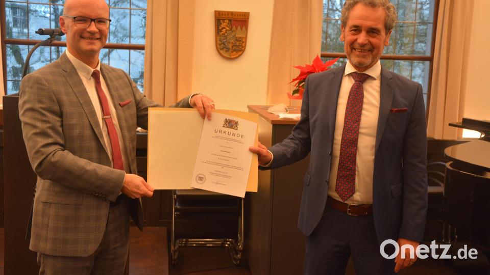 Die offizielle Urkunde zum Ruhestand für Rudolf Kunz (rechts) überreichte Abteilungsdirektor Thomas Unger im Auftrag des Bayerischen Kultusministeriums. Bild: jr