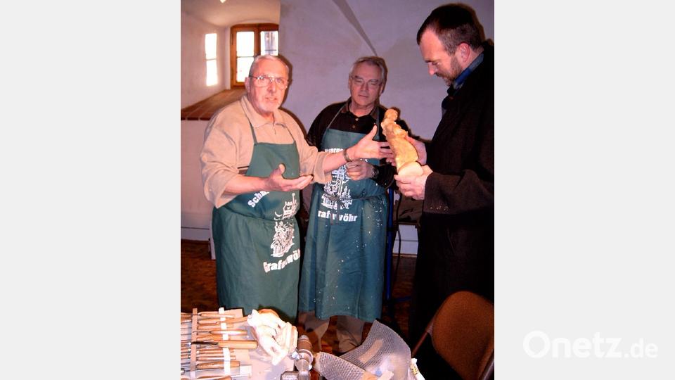 Der Sprecher der Schnitzergemeinschaft Reinhold Gietl (von rechts) mit Werner Biersack und Josef Troidl. Bild: rgr