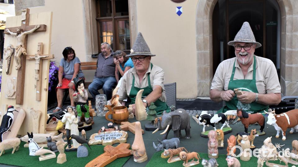 Manfred Stahl (von rechts) und Hubert Rothmeier bei ihrer Schnitzerarbeit. Im Hintergrund ist auch Ernst Schiffl zu sehen, der leider schon verstorben ist. Bild: rgr