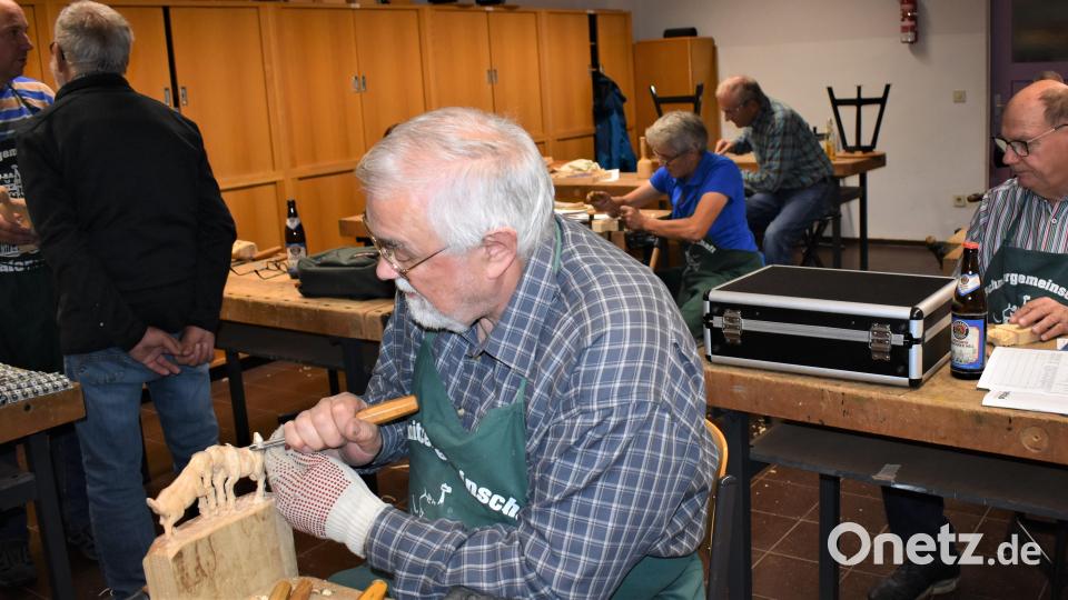 Die Schnitzergemeinschaft bei ihrer Lieblingsbeschäftigung im alten Schulgebäudes in Grafenwöhr. Bild: rgr