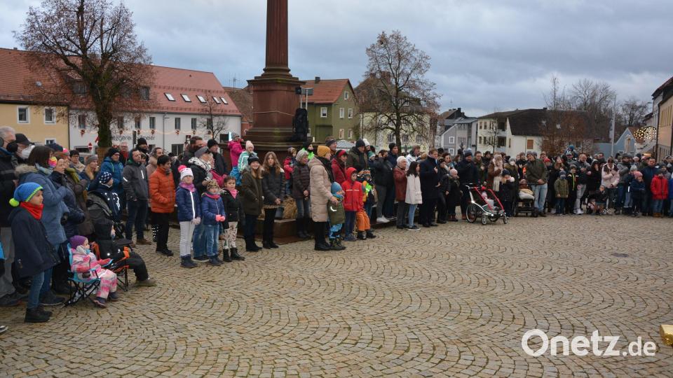 Hunderte von Gläubigen kamen am Nachmittag des Heiligabend zu einem weihnachtlichen Wortgottesdienst auf dem Marktplatz zusammen. Bild: jr