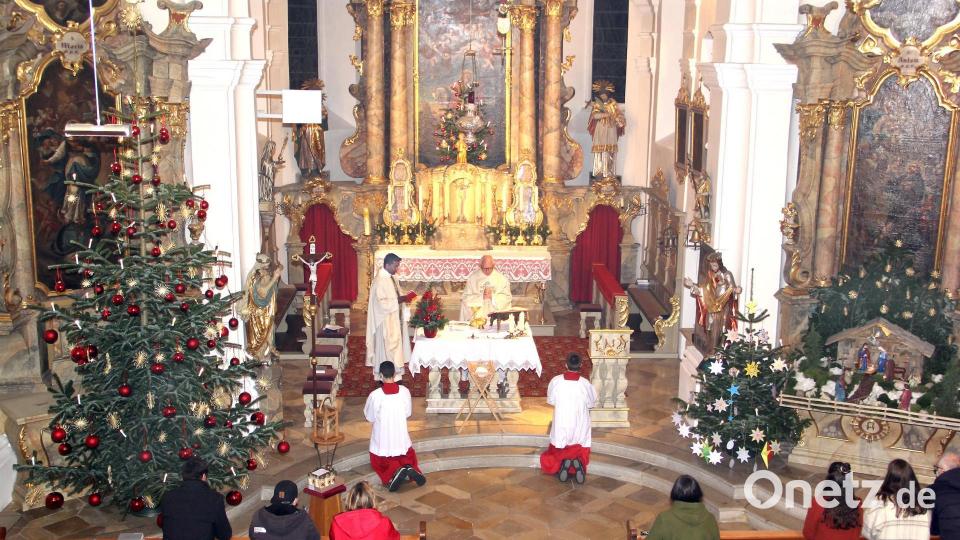 Prälat Johann Neumüller und Pfarrvikar Pater Savarimuthu Selvarasu feiern den Festgottesdienst mit den Gläubigen in der Pfarrkirche St. Martin. Bild: Josef Böhm
