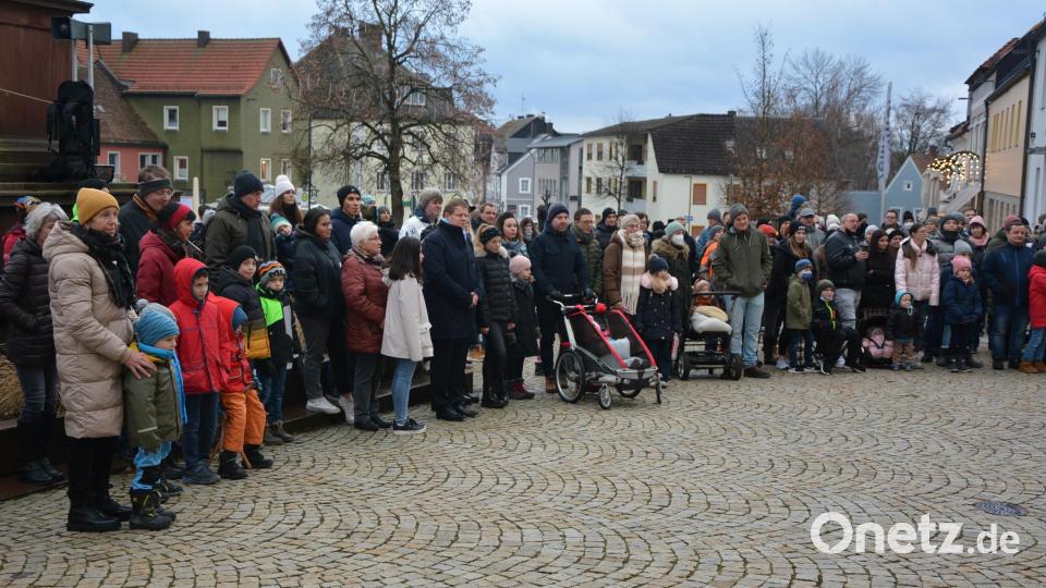 Hunderte von Gläubigen kamen am Nachmittag des Heiligabends zu einem weihnachtlichen Wortgottesdienst auf dem Marktplatz zusammen. Bild: jr