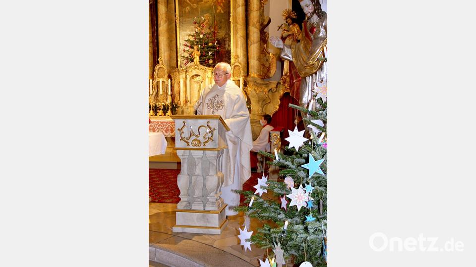 Prälat Johann Neumüller aus Regensburg predigte in Niedermurach. Er sah im Weihnachtsgeschehen eine starke Botschaft der Hoffnung, der Freude und des Friedens. Bild: Josef Böhm